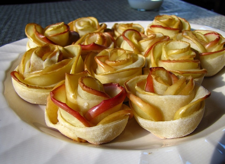 1. Этап. Розочки из яблок: Готовые розочки остудить и посыпать сахарной пудрой. Подавать их можно как в теплом, так и в остывшем виде. Приятного чаепития!:)