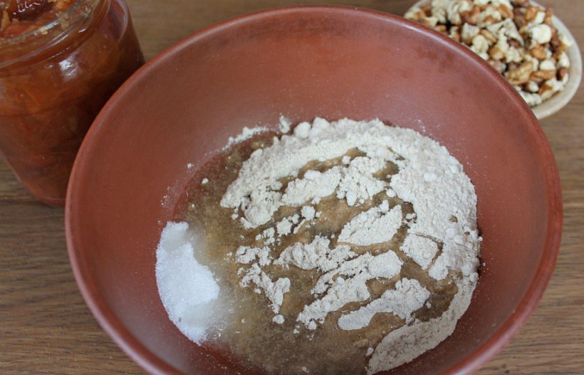 1. Этап. Постный грушевый пирог: Добавляем ваниль и подсолнечное масло.