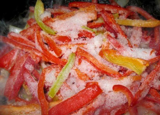 1. Этап. Свинина с болгарским перцем: Как лук станет золотистым - добавляем в сковороду соломкой нарезанный болгарский перец. Обжариваем пару минут.