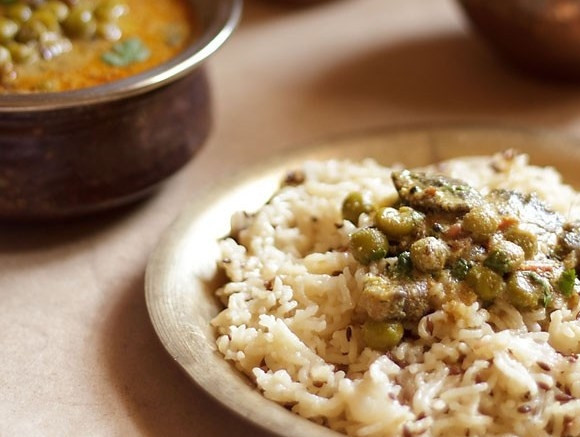 1. Этап. Карри с рисом, горошком и грибами: Отваренный рис выложите на тарелку и полейте карри. Подавайте к столу.