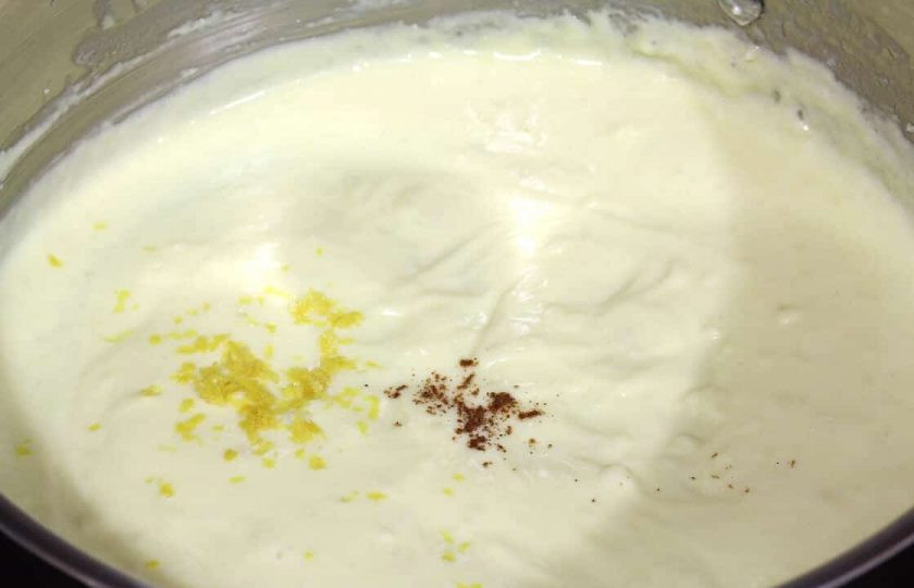 1. Этап. Феттучини Альфредо: 9. Добавьте цедру, мускатный орех, соль и перец по вкусу, влейте жидкость с макарон.