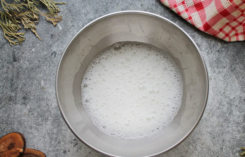 1. Этап. Шоколадный меренговый рулет: Влейте белки в чистую, сухую миску. Добавьте щепотку соли и взбивайте миксером до мягкой пены.