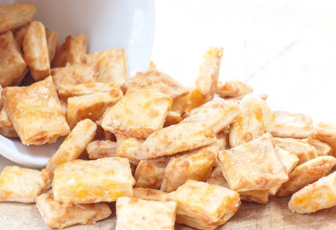 1. Этап. Домашние сырные крекеры: 4. Выпекайте печенье в разогретом до 180 градусов духовом шкафу 14-16 минут. Подавайте их уже остывшими.