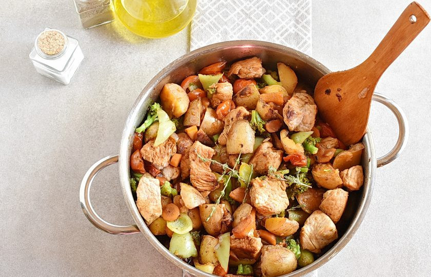 1. Этап. Индейка с овощами на сковороде: Перед подачей дайте индейке с овощами немого постоять.