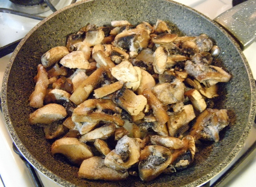 1. Этап. Тарталетки с грибами: Добавьте грибы, жарьте до готовности. Соль и перец добавьте по вкусу.