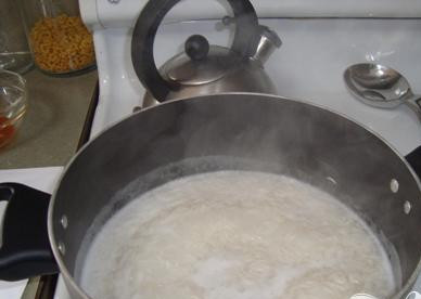 1. Этап. Креветки с имбирем и рисом: 1. В объемной кастрюле вскипятить воду. Бросить рис и хорошо перемешать. Когда крупа закипит, сбавить огонь, закрыть крышкой и томить около 20 минут.