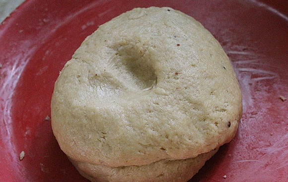 1. Этап. Простой рецепт пончиков без дрожжей: 5. Оставьте тесто в миске и дайте ему отдохнуть около 20-30 минут при комнатной температуре, затем уберите в морозилку на 5-10 минут.