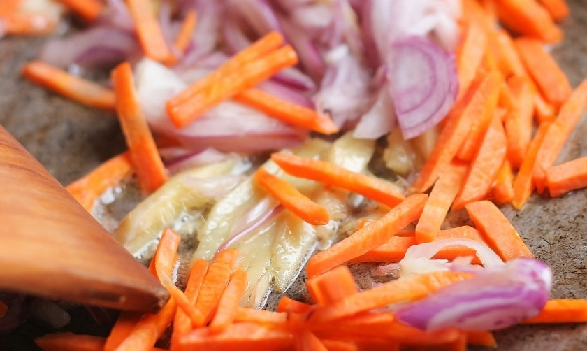 1. Этап. Чапче: Порежьте морковь и болгарский перец соломкой. На сковороду налейте растительного масла, обжарьте на нём овощи, в том числе оставшиеся лук и имбирь.