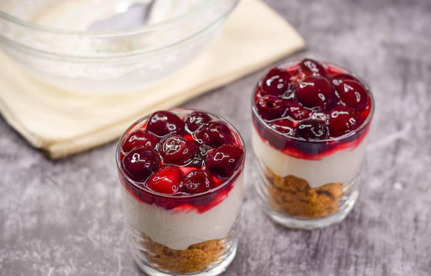 1. Этап. Вишневый десерт: Завершающий слой десерта — вишня. Такой десерт можно подавать к столу сразу после приготовления.