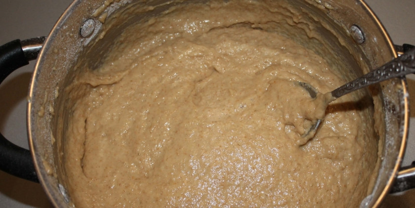 1. Этап. Медовик со сгущенкой: 2. Уже немного в остывшую массу вбиваю яйца и энергично помешиваю венчиком, порционно ввожу пшеничную муку и перемешиваю. Тесто получается немного жидким, его не нужно забивать мукой. Иначе коржи будут жесткими. Отправляю тесто в холодильник на 40 минут.