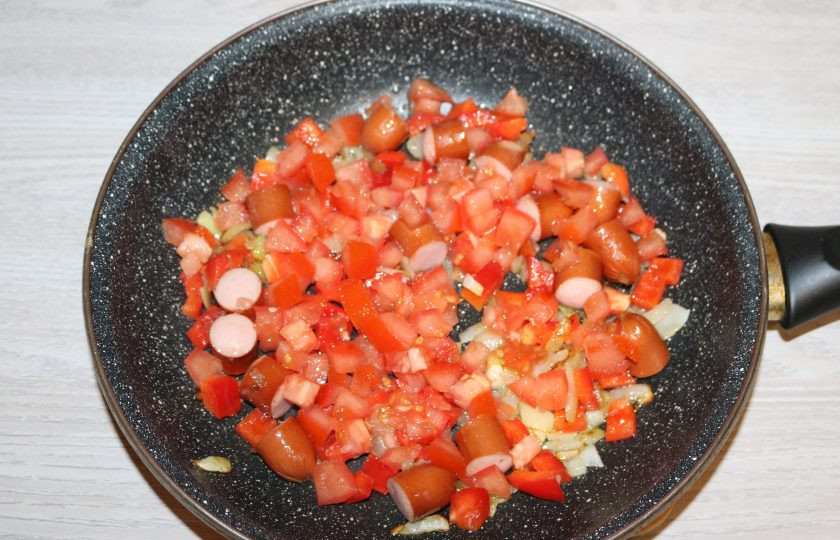1. Этап. Фасоль по-сербски: Затем добавьте помидоры, соль, лавровый лист, перец, немного специй.