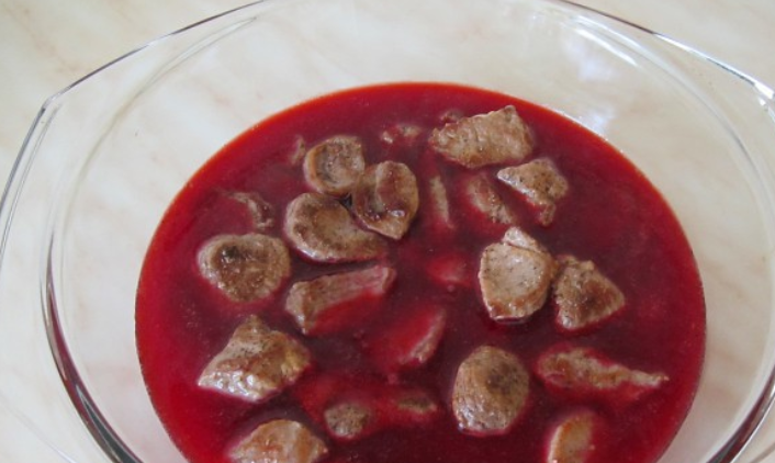 1. Этап. Баранина под соусом: Перекладываем баранину в жаропрочную форму, заливаем соком брусники. Отправляем в разогретую духовку на 20 минут.