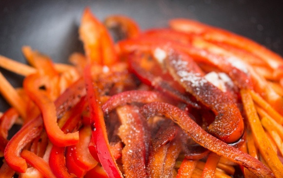 1. Этап. Баранина со сливами: Пока мясо запекается, мы чистим морковь и перец и нарезаем их брусками. Обжариваем овощи в масле, оставшемся после обжарки баранины, до мягкости, солим и перчим их по вкусу.