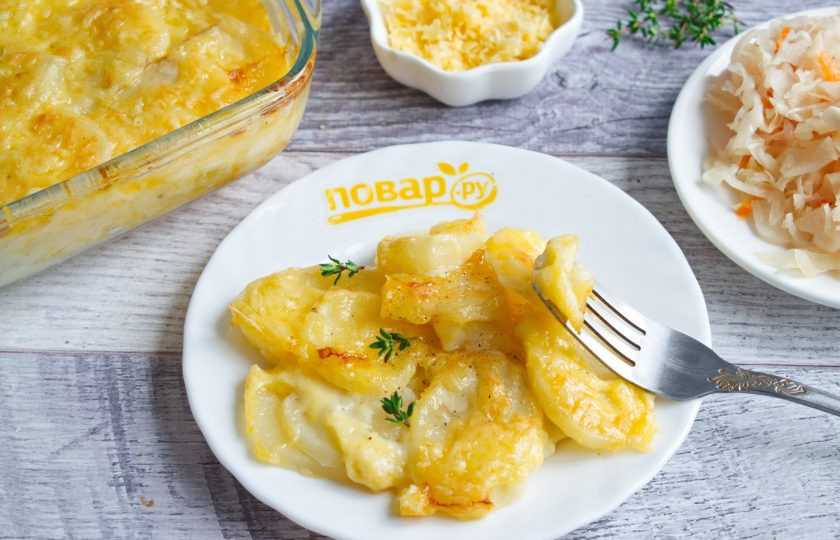 1. Этап. Запеченная картошка с сыром чеддер: Подавайте со свежим тимьяном и квашенной капустой. Приятного аппетита!