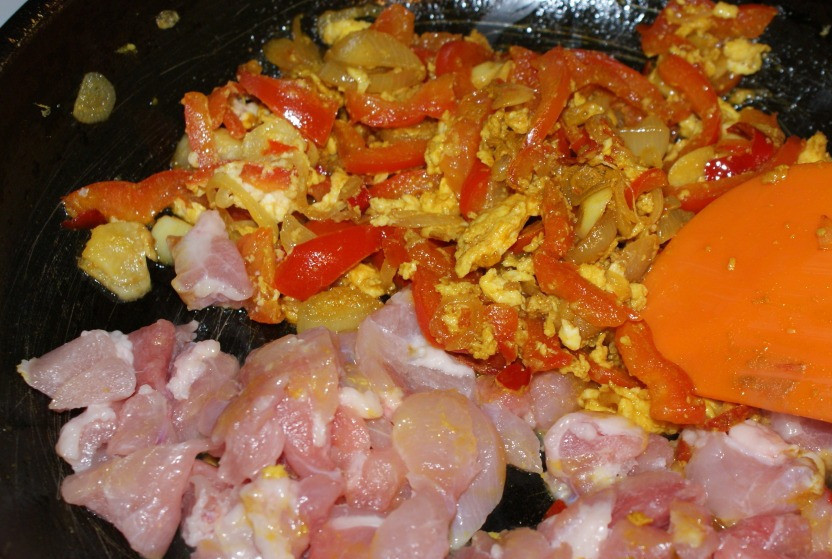 1. Этап. Рис по-тайски с курицей: Теперь очередь курицы, режем на кусочки. Обжариваем еще минут 5.