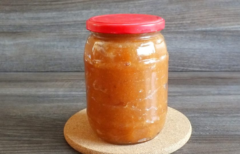 1. Этап. Яблочное повидло как в СССР: Закрутите. Переверните на крышку, укутайте пледом и охладите в таком виде. Охлажденное повидло уберите в место хранения заготовок. Оно хорошо хранится при комнатной температуре.