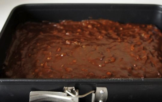 1. Этап. Тесто для коврижки: Теперь все подготовленные ингредиенты нужно смешать в одной ёмкости и начинать постепенно вводить муку. После того, как вы всыпали первую горсть муки, погасите соду уксусом, всё перемешайте и добавьте остальную муку. Должно получится тесто консистенции густой сметаны. Коврижку осталось лишь запечь.