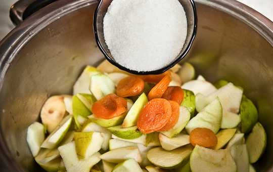 1. Этап. Компот из яблок и кураги: 3. Всыпьте сахар и залейте воду.