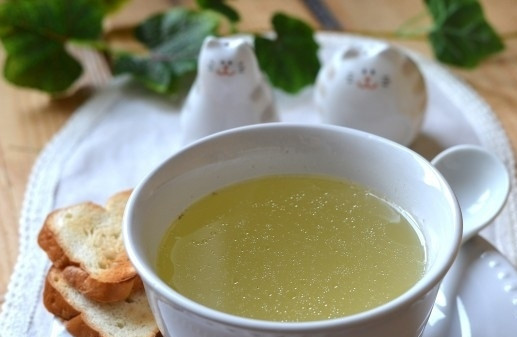 1. Этап. Прозрачный куриный бульон: 7. Готовый бульон наливаю в тарелку и подаю обязательно горячим с сухариками. Приятного аппетита!