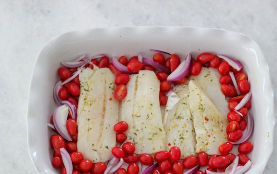 1. Этап. Запеченная треска с томатами: 4. В форму для выпекания поместите рыбу в центр. Вокруг разместите помидоры, а сверху посыпьте луком. Приятного аппетита! Запекайте треску в течение 10-15 минут в разогретой до 230-250 градусов духовке.