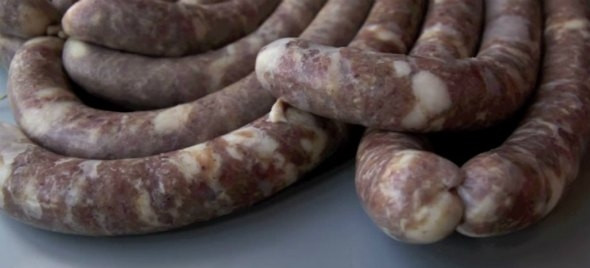 1. Этап. Колбаса Одесская: Как только мясная смесь засолится и будет готова для дальнейшей обработки, таким фаршем с помощью специальной насадки сформируйте колбаски длиной 15-20 сантиметров. Оболочка может быть как натуральная, так и искусственная, но подходящая для копчения. Развесьте сырые колбаски в прохладном проветриваемом помещении на сутки для усадки и просушки.