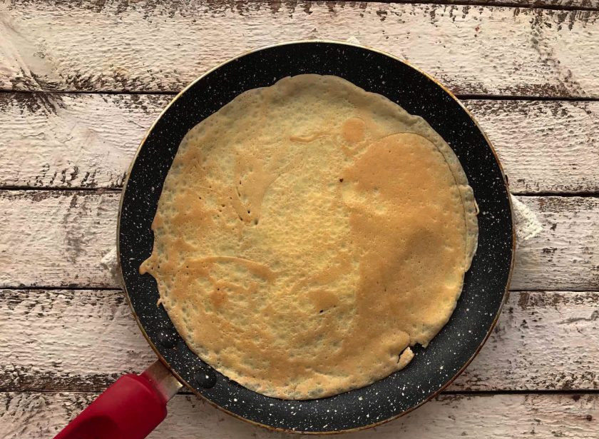 1. Этап. Блинчики с корейской морковью: На сковороде с небольшим количеством растительного масла обжарьте блины с двух сторон.