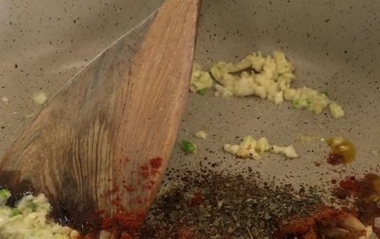 1. Этап. Цыплёнок табака (таПака): 4. Для приготовления соуса необходимо на разогретую сковороду добавить столовую ложку подсолнечного или оливкового масла, выдавите туда чеснок, а через минуту добавьте паприку, красный и черный перец, базилик.