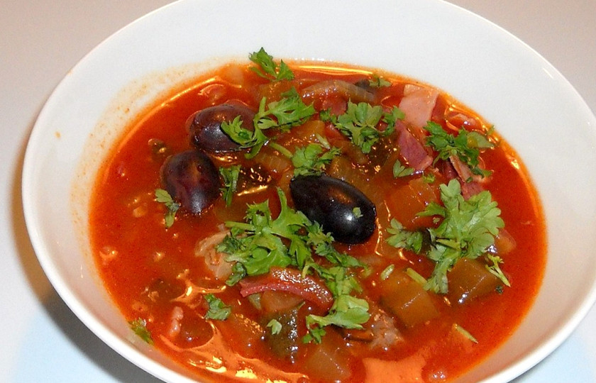 1. Этап. Солянка с курицей в мультиварке: Готово! Подавайте с измельченной зеленью. Приятного аппетита!