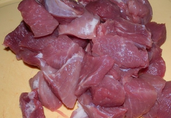 1. Этап. Узбекский плов в мультиварке: Мясо вымыть, обсушить и нарезать кусочками.