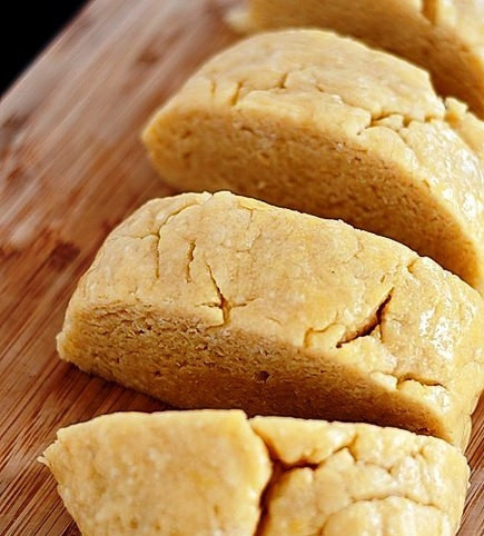 1. Этап. Русские булочки: Замешиваем тесто, оборачиваем пленкой и ставим его на 1 час в холодильник. Постоявшее тесто разрезаем на 4 части.