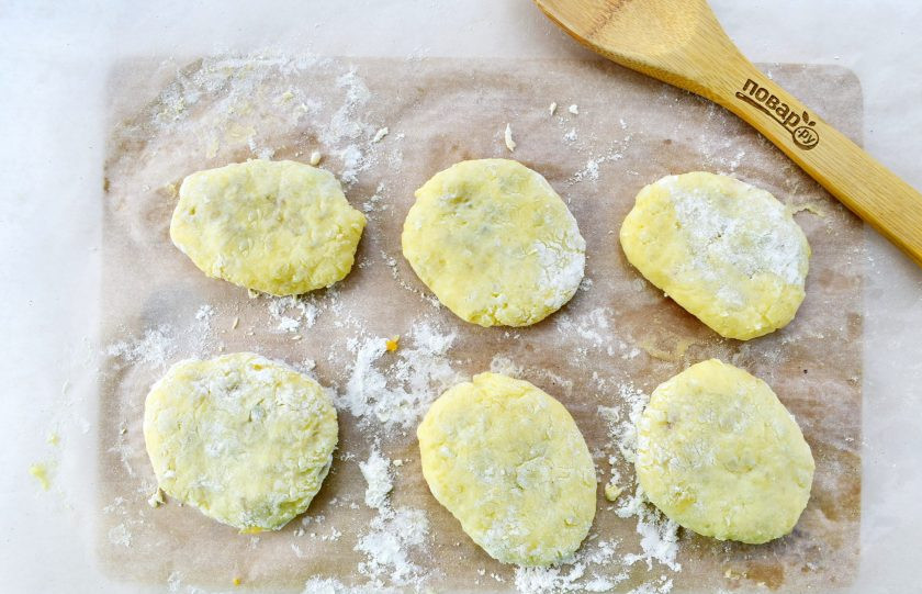 1. Этап. Картопляники с постной начинкой: Защипните края, сформируйте пирожки.