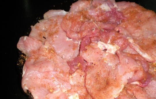 1. Этап. Картофельные котлеты из сырого картофеля: Мясо нарежьте порционно и отбейте. Посолите, поперчите и добавьте специи. Хорошо всё вотрите и оставьте на некоторое время.