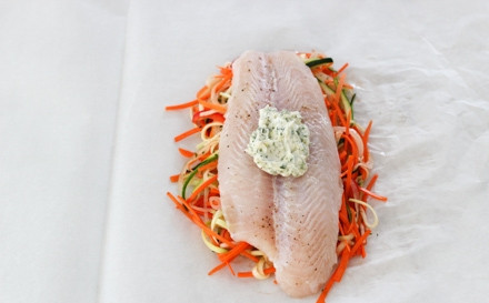 1. Этап. Рыба в духовке с овощами: 7. Смажьте рыбу сливочным маслом.