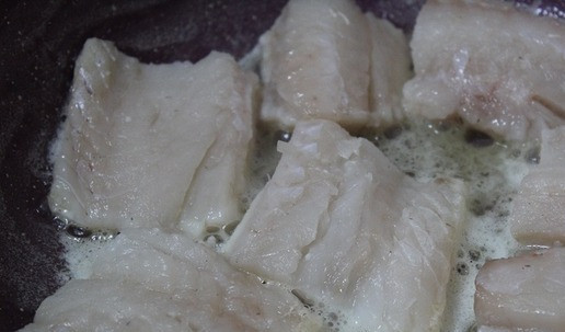 1. Этап. Минтай с зеленым горошком и беконом: На разогретой сковороде с 20 гр сливочного масла обжарить минтай (предварительно чуть посолить и поперчить) с двух сторон до золотистого цвета.