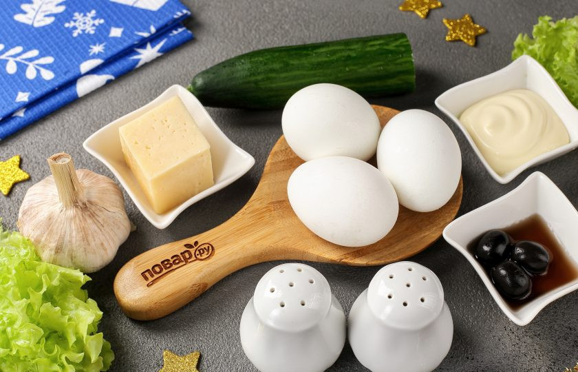 1. Этап. Фаршированные яйца Глаз дракона: Подготовьте все ингредиенты. Яйца отварите вкрутую (на отваривание потребуется с момента закипания воды 10 минут).