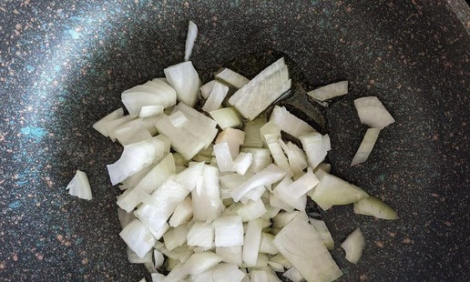 1. Этап. Необычная закуска из баклажанов с сыром: Лук чистим, режем мелкими кубиками. На горячую сковороду наливаем половину масла, кладём лук.