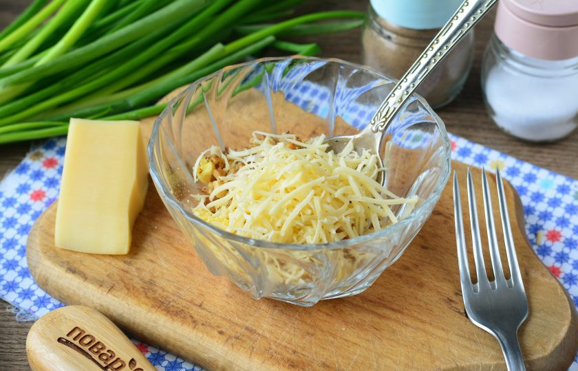 1. Этап. Яйца фаршированные орехами: Натрите сыр на терке и всыпьте в начинку.