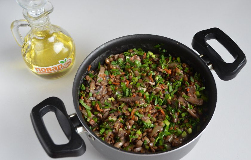 1. Этап. Чечевица с шампиньонами: 7. Положите жареные овощи и грибы в чечевицу, добавьте зелень (у меня петрушка и зеленый лук). Перемешайте.
