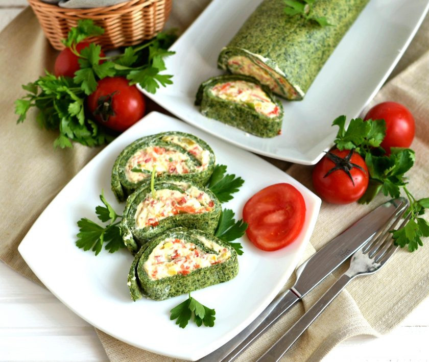 1. Этап. Зеленый рулет на белках: Подавайте, нарезав кусочками, с помидорами и свежей зеленью. Приятного аппетита!