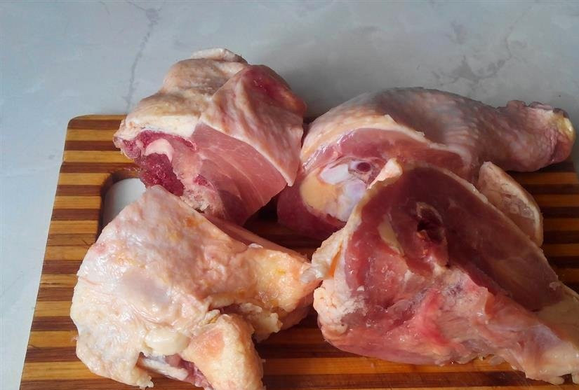 1. Этап. Жареные окорочка в мультиварке: Окорочка тщательно промываем под водой и нарезаем на небольшие части.