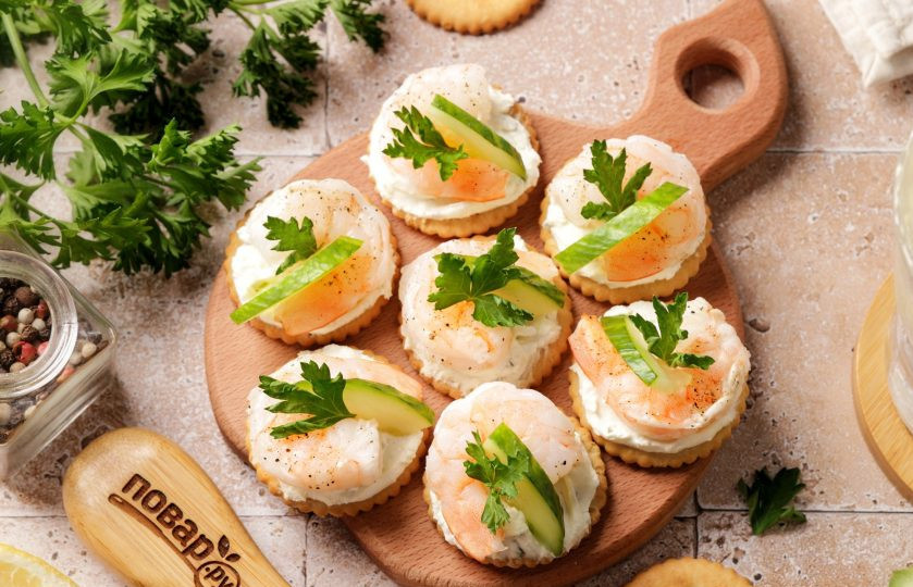 1. Этап. Канапе с креветкой на крекере: Канапе с креветкой на крекере готовы. Приятного аппетита!