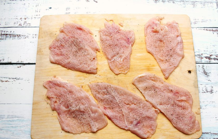 1. Этап. Куриные рулетики замороженные: Оставшуюся грудку разрежьте на пластинки, отбейте, посолите и поперчите.