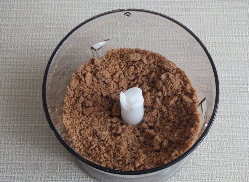 1. Этап. Ленивый чизкейк: В блендере измельчите печенье.