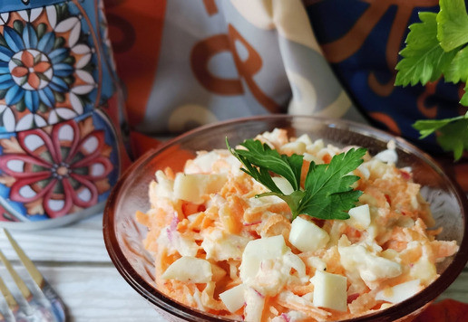 1. Этап. Салат Новатор: Аккуратно перемешать.