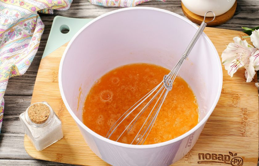 1. Этап. Блины с цельнозерновой мукой и крахмалом: Взбейте яйца с сахаром и солью.