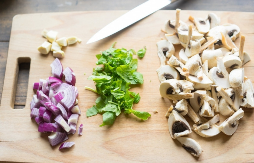 1. Этап. Итальянские пельмени: Порежьте лук, чеснок, мяту и грибы.
