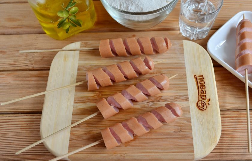 1. Этап. Хот-дог Торнадо: Вставьте острый тонкий нож у основания сосиски и сделайте круговой надрез до самого верха сосиски. Немного растяните спиральку.