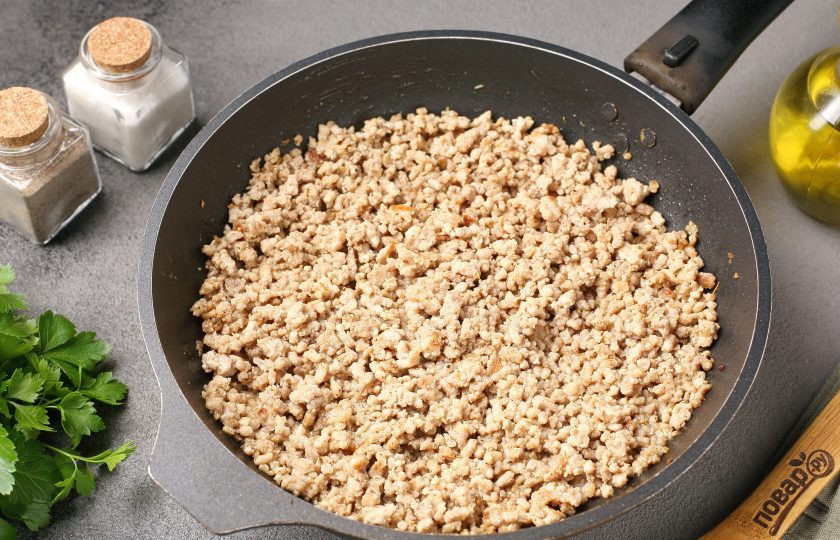 1. Этап. Булгур с фаршем, сладким перцем и сметаной: В сковороде разогрейте масло, выложите фарш, добавьте соль и специи по вкусу. Обжаривайте, разбивая комочки фарша лопаткой до тех пор, пока фарш не побелеет.