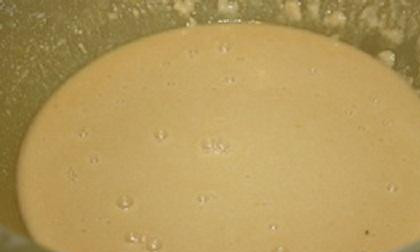 1. Этап. Сладкий хлеб с апельсином: 2. Муку просеять. Взять из общего количества 200 г и смешать с дрожжами и солью. Высыпать эту муку в смесь и взбивать миксером 2 минуты.