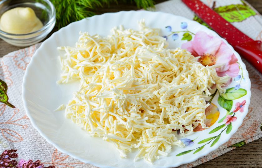 1. Этап. Гренки с крабовыми палочками: Плавленый сыр натрите на мелкой терке.